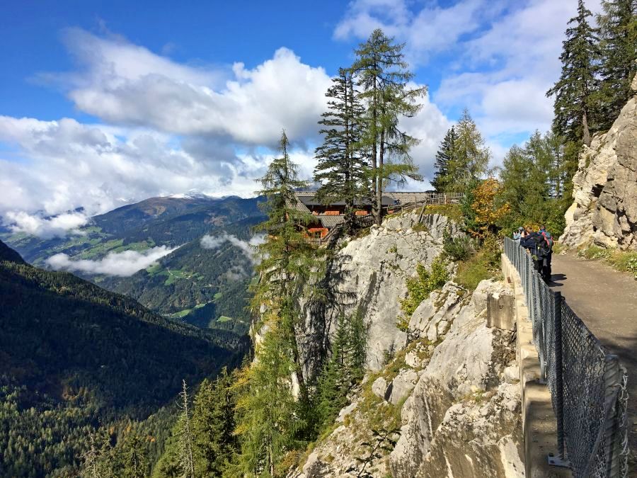 Przy schronisku Dolomittenhutte (fot. Paweł Klimek)
