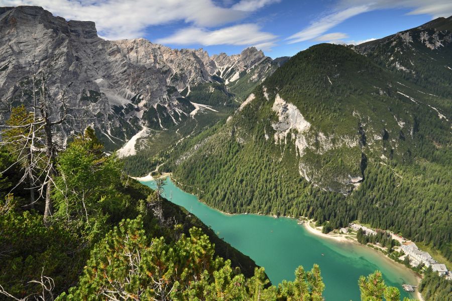 Wędrówka ponad jeziorem Lago di Braies (fot. Marek Danielak)
