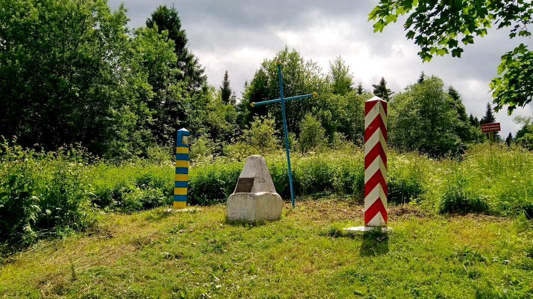 Obelisk nad jednym ze źródeł Sanu (fot. Paweł Klimek)