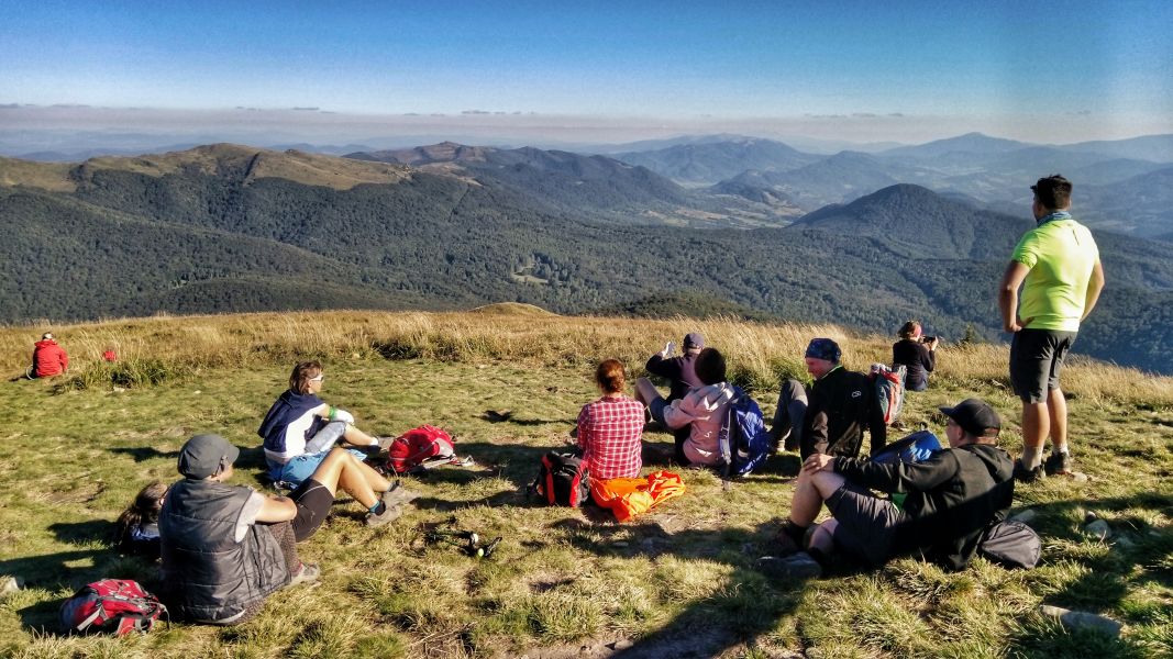 Odpoczynek na Tarnicy z widokiem na Rozsypaniec, Kińczyk Bukowski i Bieszczady Ukraińskie (fot. Paweł Klimek)