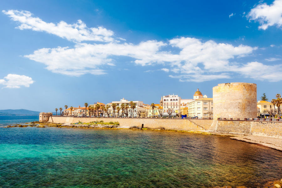 Widok na Alghero leżące na wybrzeżu