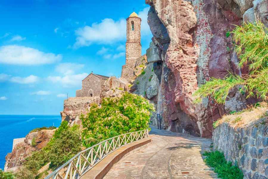 Malowniczo położona katedra w Castelsardo