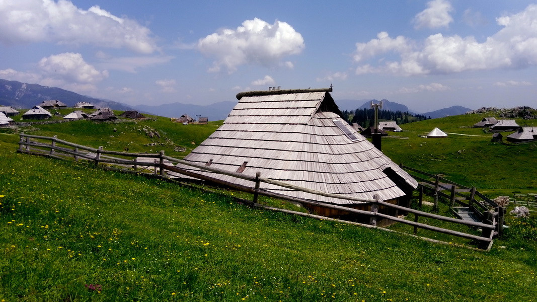 Archaiczny szałas na Velikej Planinie (fot. Paweł Klimek)