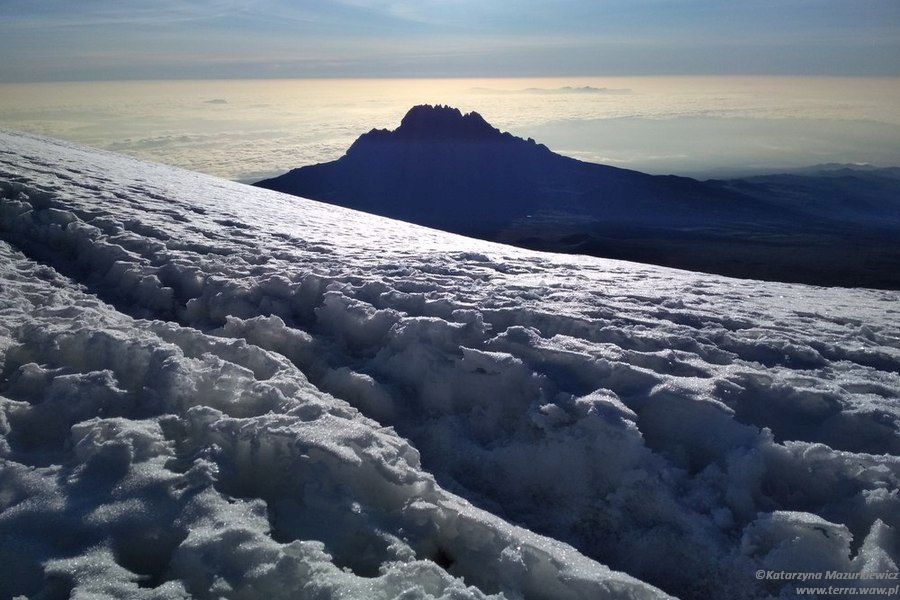 Śniegi Kilimandżaro w tle masyw Mawenzi
