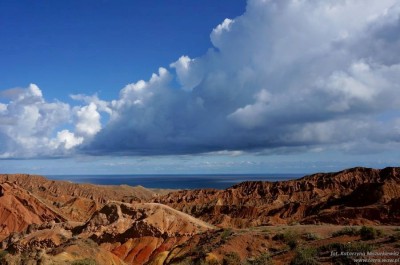 Kanion Skazka z widokiem na Issyk Kul (fot. Katarzyna i Andrzej Mazurkiewicz)