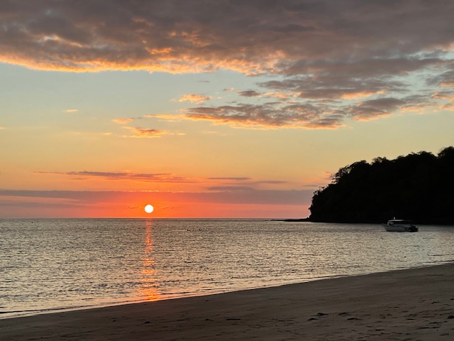 Zachód słońca widziany z plaży przy lodży na Majotcie, fot.  Maciek Głabuś