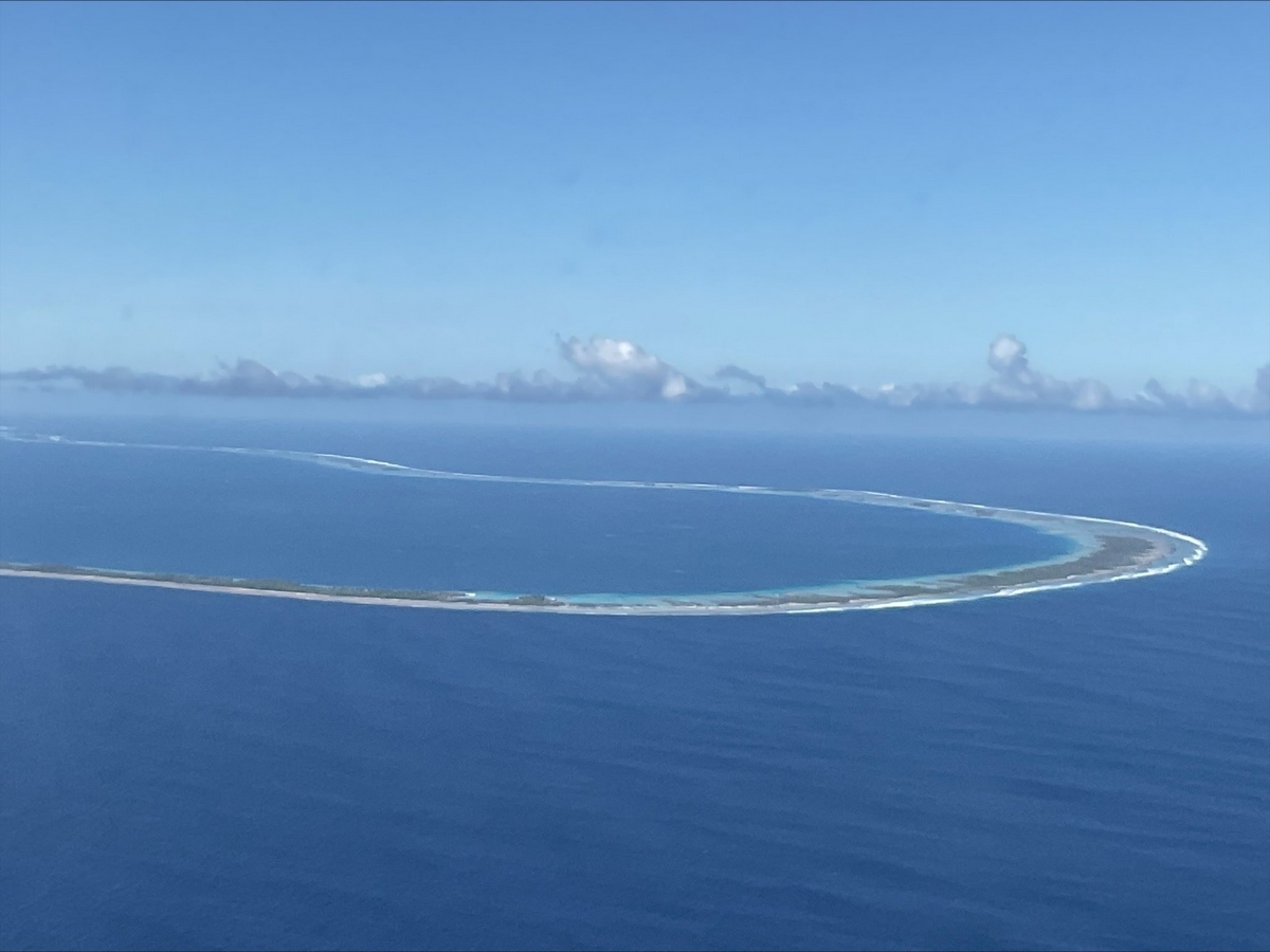 Jeden z atoli archipelagu Tuamotu widziany z samolotu  (fot. Maciej Głabuś)