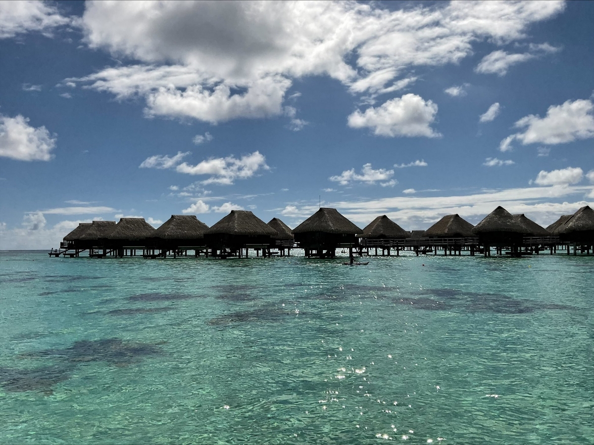 Bungalowy na oceanie przy wyspie Bora Bora  (fot. Maciej Głabuś)