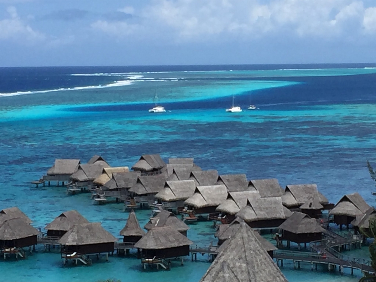 Bungalowy na oceanie przy wyspie Mo'orea  (fot. Maciej Głabuś)