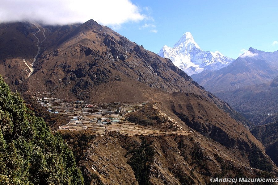 Widok na wioskę Phortse i piękny szczyt Ama Dablam