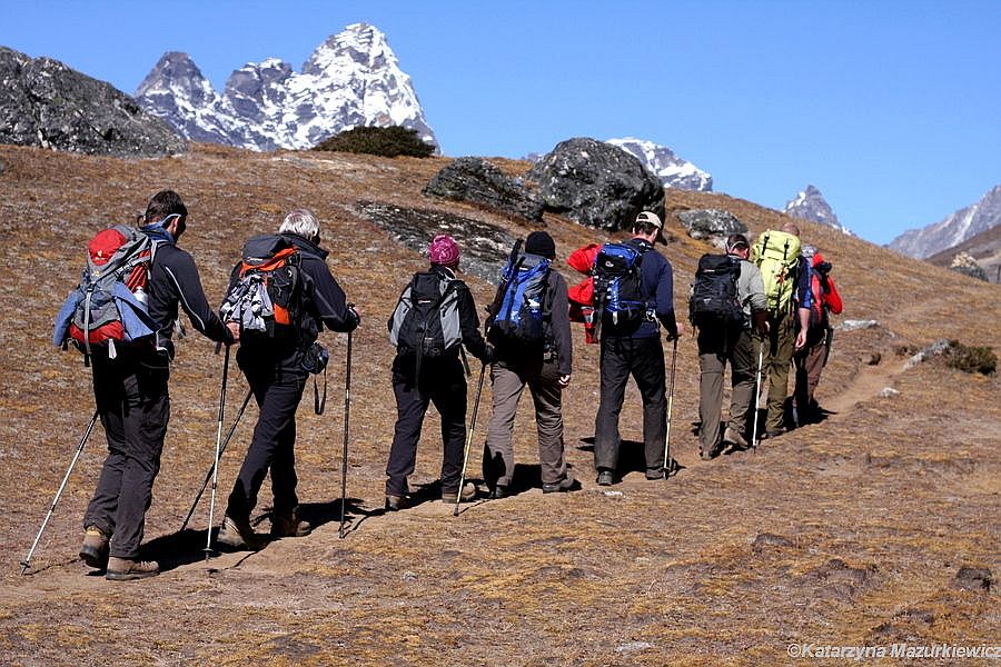 Trekkerzy w drodze do Lobuche