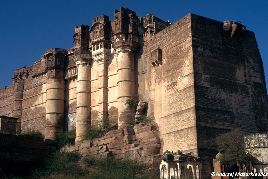 Fort Meharangarh wznosi się wysoko ponad miastem