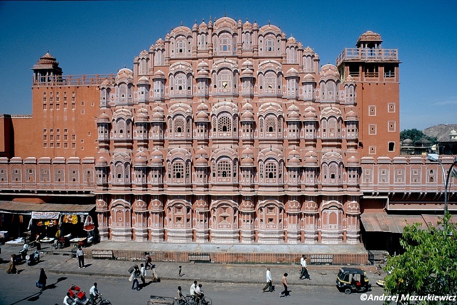 Misterna fasada Pałacu Wiatrów (Hawa Mahal) w Dżajpurze
