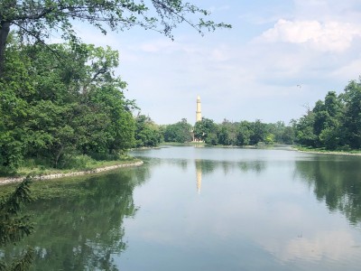Park w Lednicach z charakterystycznym „minaretem” czyli wieżą widokową (fot. Paweł Klimek)