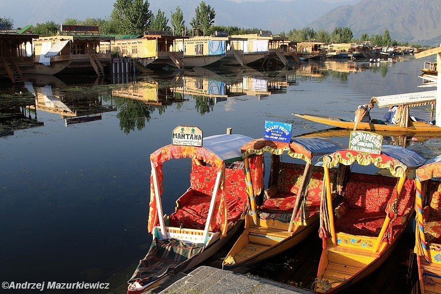 Kaszmirskie gondole (shikhary) na jeziorze Dal