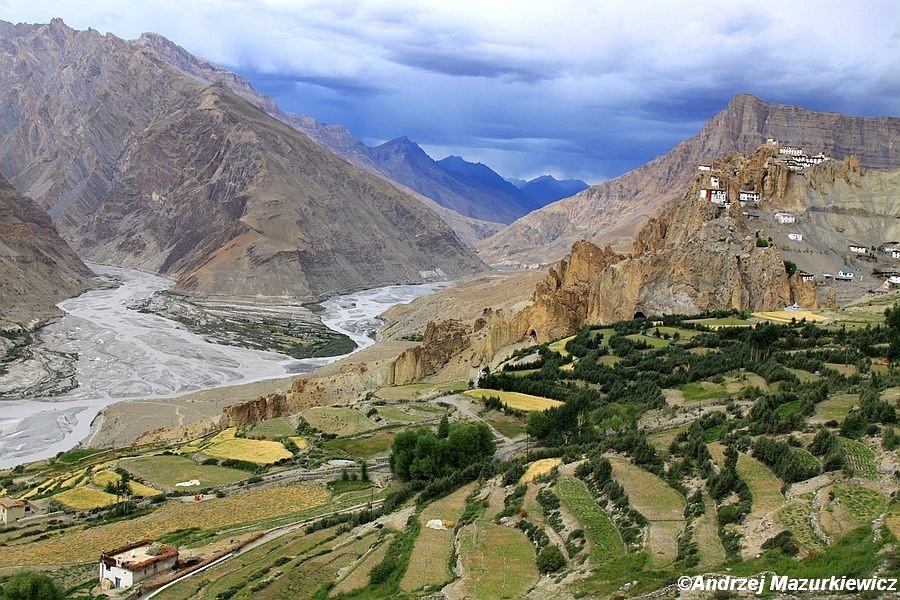 Widok na wioskę Dhankar - dawną stolicę księstwa Spiti