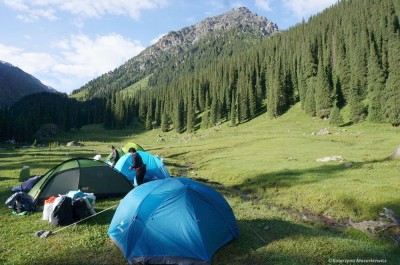 Biwak w dolinie rzeki Karakol