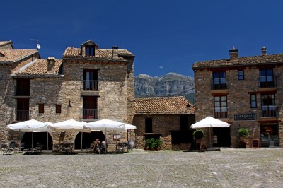 Ainsa, a w tle Pireneje, fot. T. Liptak