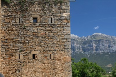 Wieża w miejscowości Torla, a w tle Dolina Ordesy, fot. T. Liptak