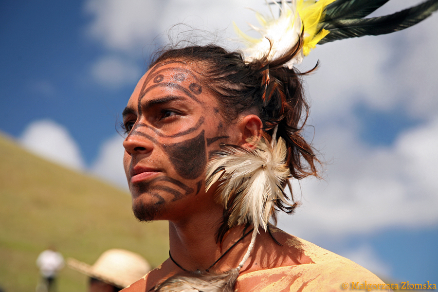 Podczas festiwalu Tapati mieszkańcy Wyspy Wielkanocnej ozdabiają swoje ciała tatuażami i kolorowymi piórami