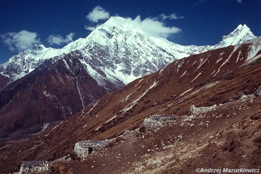 W drodze na szczyt widokowy Tsergo Ri, widok na Langtang Lirung (1988 r.)