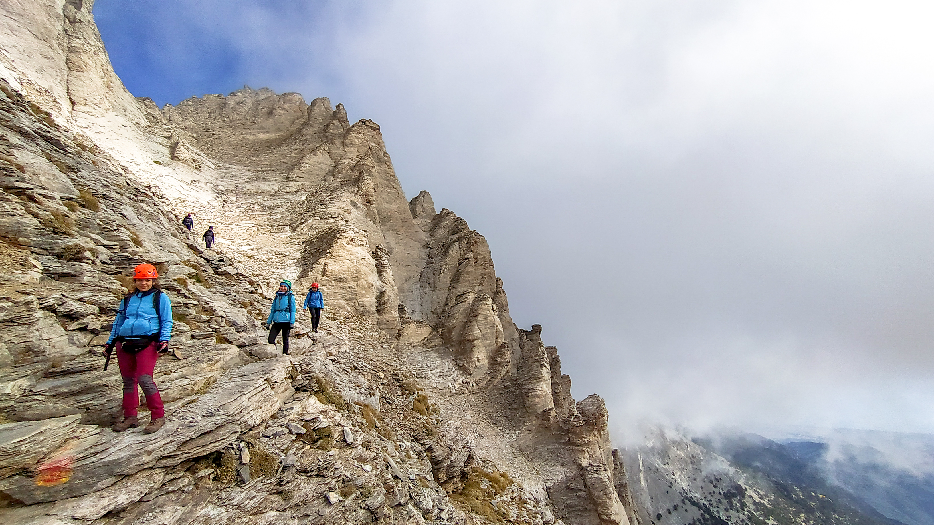 Wspinacze w kaskach podczas zdobywania Olimpu