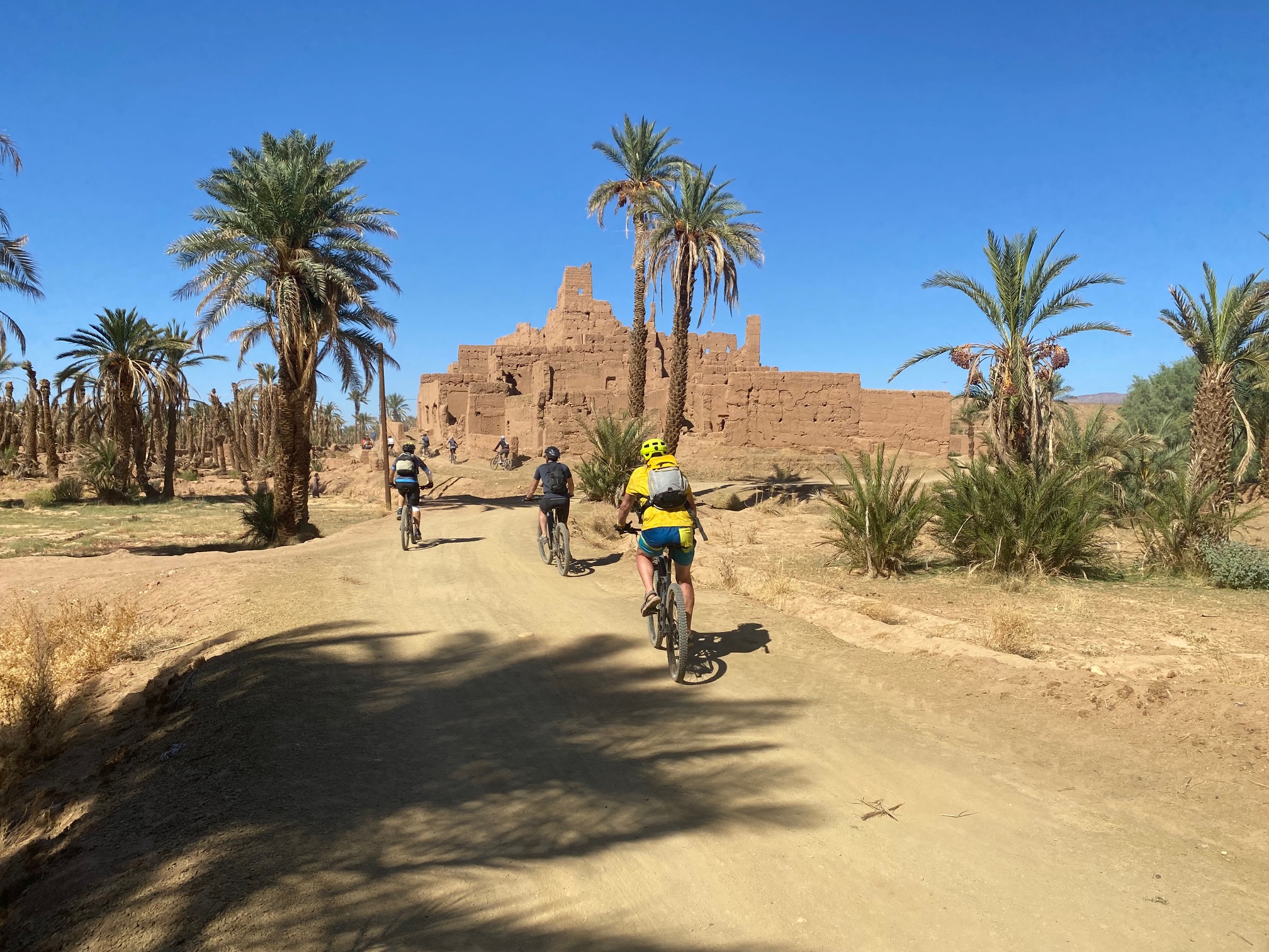 Rowerzyści podczas wyprawy w dolinie Draa